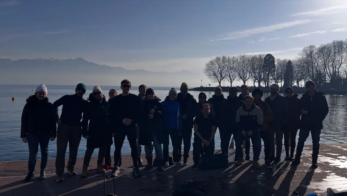 Participants de la saison 2025–26 réunis sur le ponton d’Ouchy